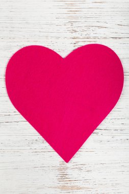 Sevgiliye arka plan kartı ahşap arka plan üzerinde kumaş yürekleri. Seçici odak.