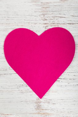 Sevgiliye arka plan kartı ahşap arka plan üzerinde kumaş yürekleri. Seçici odak.