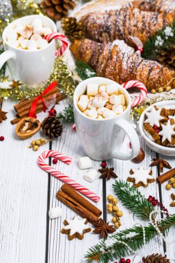 Noel ve yeni yıl arka plan ile sıcak kakao Marshmallows ile. Seçici odak.