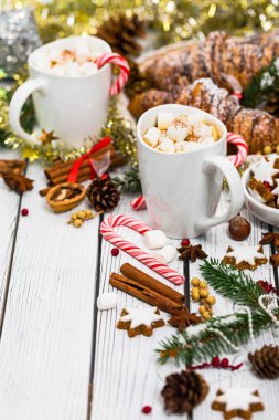 Noel ve yeni yıl arka plan ile sıcak kakao Marshmallows ile. Seçici odak.