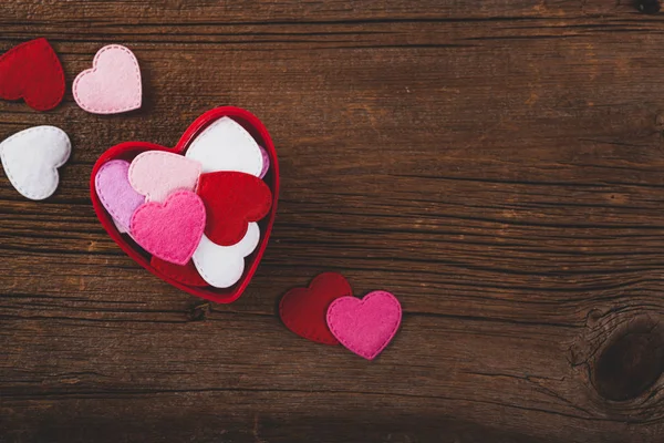 木製の背景を布心バレンタインデー背景カード 選択と集中 — ストック写真