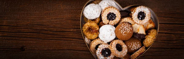 Walentynki Karty Tło Różne Pliki Cookie Podłoże Drewniane Selektywny Fokus — Zdjęcie stockowe