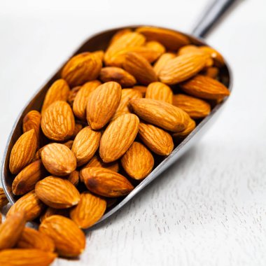 Badem fındık dolu Kepçe. Seçici odak.