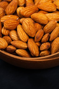 Badem fındık kase arka planda. Seçici odak.