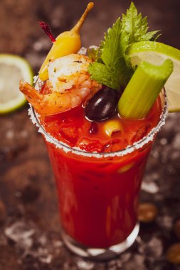 Kanlı Mary kokteyl votka ve domates suyu, Tabasco sos ve buz ile karides ve kereviz ile dekore edilmiştir. Seçici odak.