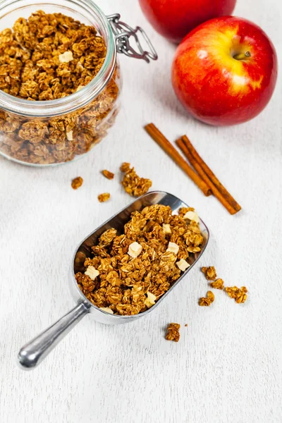 Skopa Full Ekologiskt Äpple Kanel Granola Selektivt Fokus — Stockfoto