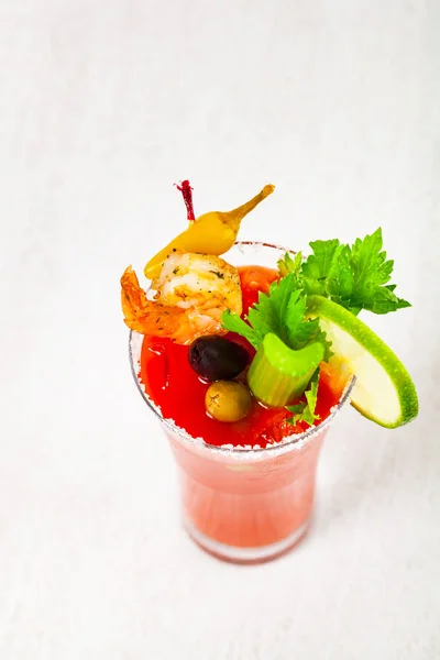 Bloody Mary Cocktail Met Wodka Tomatensap Tabasco Saus Ijs Versierd — Stockfoto