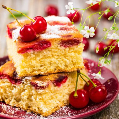 Yaz pudra şekeri ile Tart kiraz kek. Seçici odak.