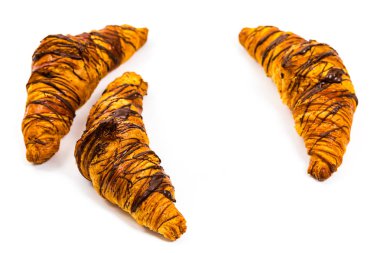 Kruvasan beyaz arka plan üzerinde izole kahvaltı için. Seçici odak.