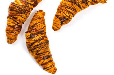 Kruvasan beyaz arka plan üzerinde izole kahvaltı için. Seçici odak.