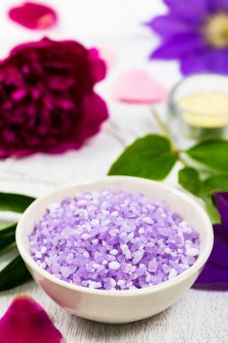 Spa ve aromaterapi için mor şakayık Rose banyo tuz karışımı. Seçici odak.