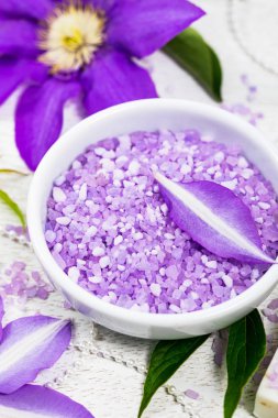 Mor Lila ve akasma tuz Spa ve aromaterapi için. Seçici odak.