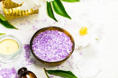 Şakayık Rose banyo tuz panoramik görüntü ile üstten görünüm Spa Tema nesneler. Seçici odak.