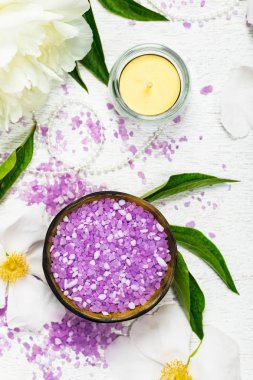 Şakayık Rose banyo tuz panoramik görüntü ile üstten görünüm Spa Tema nesneler. Seçici odak.