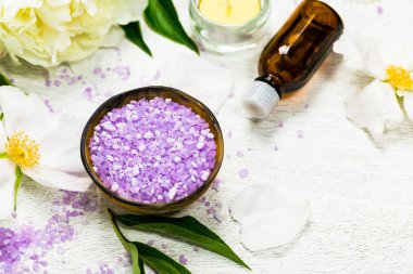 Spa Tema nesneleri esans ve Spa Tema nesneleri taze şakayık çiçekleri ile. Seçici odak.