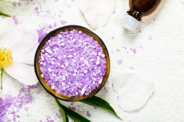 Spa Tema nesneleri esans ve Spa Tema nesneleri taze şakayık çiçekleri ile. Seçici odak.