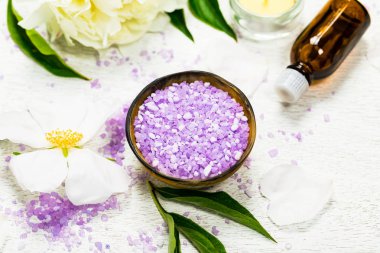 Spa Tema nesneleri esans ve Spa Tema nesneleri taze şakayık çiçekleri ile. Seçici odak.