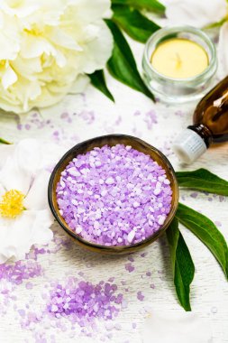 Şakayık Rose banyo tuz panoramik görüntü ile üstten görünüm Spa Tema nesneler. Seçici odak.