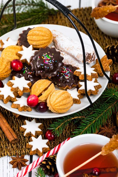 Karácsonyi Tea Idő Háttérrel Válogatott Vegyes Cookie Tea Szelektív Összpontosít — Stock Fotó
