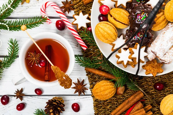 Kerst Tea Time Met Achtergrond Met Diverse Gemengde Koekjes Thee — Stockfoto