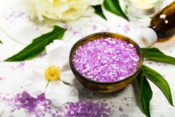 Şakayık Rose banyo tuz panoramik görüntü ile üstten görünüm Spa Tema nesneler. Seçici odak.