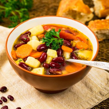 Vegan kırmızı börülce çorbası. Seçici odak.