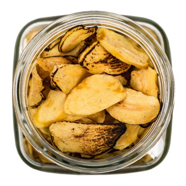 Kavrulmuş sarımsak dilimleri izole beyaz zemin üzerinde. Seçici odak.