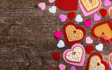 Sevgiliye arka plan. Sevgililer günü kalp kurabiye ahşap arka plan üzerinde şeklinde. Seçici odak.