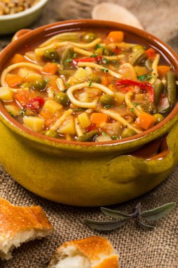 Sonbaharda hasat ev yapımı sebze çorbası. Seçici odak.