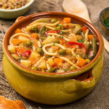 Sonbaharda hasat ev yapımı sebze çorbası. Seçici odak.