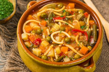 Sonbaharda hasat ev yapımı sebze çorbası. Seçici odak.