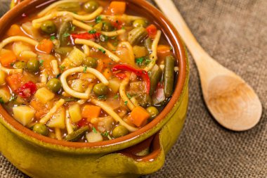 Sonbaharda hasat ev yapımı sebze çorbası. Seçici odak.