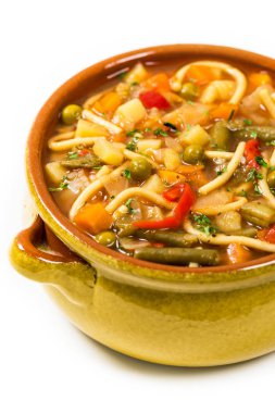 Vejetaryen sebze çorbası beyaz bir arka planda Izole. Seçici odak.