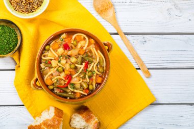 Sonbaharda hasat ev yapımı sebze çorbası. Seçici odak.