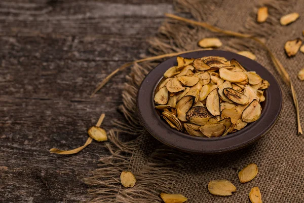 Geroosterde Knoflook Segmenten Houten Achtergrond Selectieve Aandacht — Stockfoto