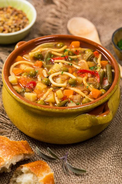 Sonbaharda hasat ev yapımı sebze çorbası. Seçici odak.