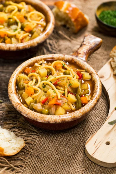 Sonbaharda hasat ev yapımı sebze çorbası. Seçici odak.