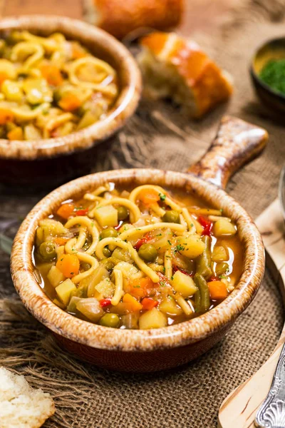 Sonbaharda hasat ev yapımı sebze çorbası. Seçici odak.