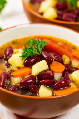 Vegan kırmızı börülce çorbası. Seçici odak.