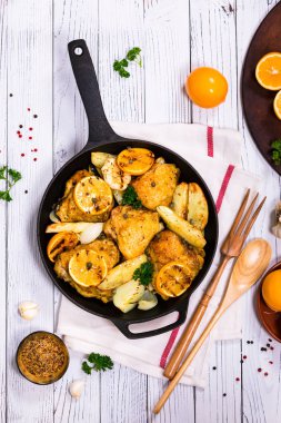 Kavrulmuş tavuk patates ve Meyer limon ile. Seçici odak.