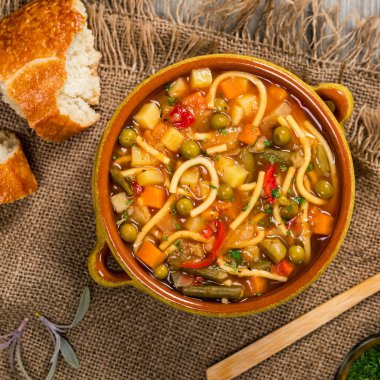 Vejetaryen Sebze Çorbası. Seçici odaklama.