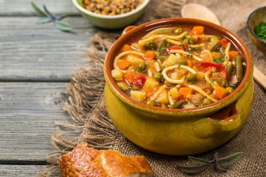 Vejetaryen Sebze Çorbası. Seçici odaklama.