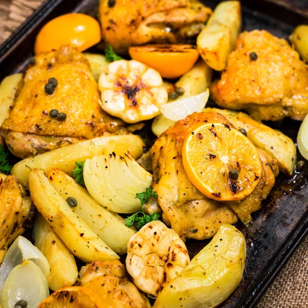 Gebratenes Hühnchen Mit Kartoffeln Und Meyers Zitrone Selektiver Fokus — Stockfoto