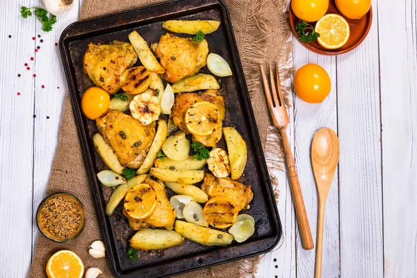 Gebratenes Hühnchen Mit Kartoffeln Und Meyers Zitrone Selektiver Fokus — Stockfoto