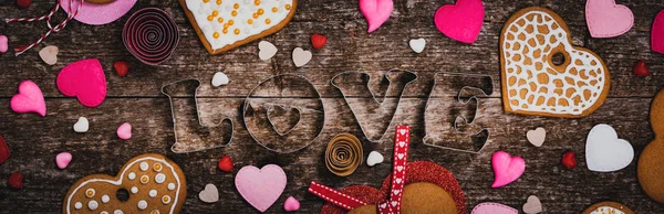 バレンタインデーの背景が大好きです バレンタインデー ハート型の木製の背景のクッキー 選択と集中 — ストック写真