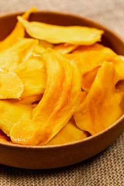 Eski ahşap zemin üzerine kurutulmuş Mango meyve. Seçici odak.