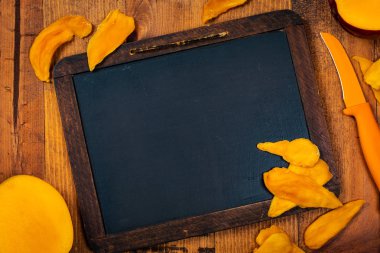 Kurutulmuş Mango meyve. Eğitim kara tahta arka plan kavramı kopya alanı ile. Seçici odak.
