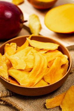 Eski ahşap zemin üzerine kurutulmuş Mango meyve. Seçici odak.