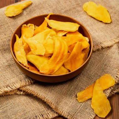 Eski ahşap zemin üzerine kurutulmuş Mango meyve. Seçici odak.