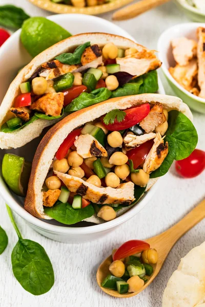 Sanduíches Pita Com Frango Grelhado Grão Bico Salada Feijão Garbanzo — Fotografia de Stock